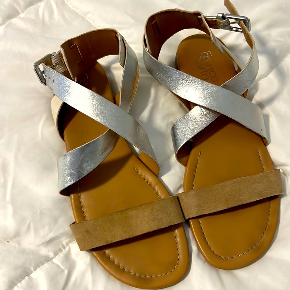 Comfortable sandals with color blocking detail.